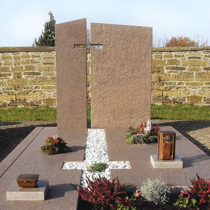 Familiengrab mit Abdeckung Schneider Werneck-Schleerieth