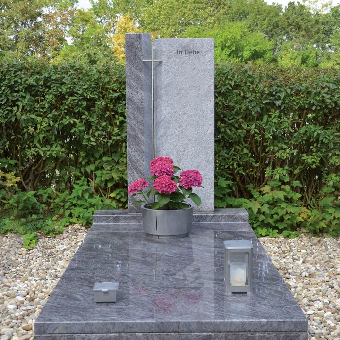 Familiengrab mit Abdeckung Schneider Werneck-Schleerieth